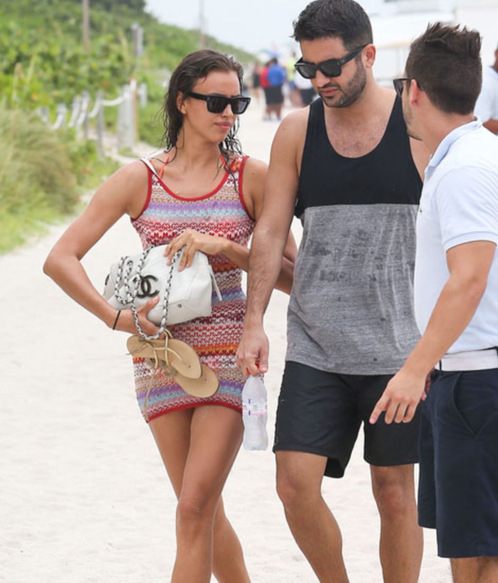 Desmontamos el look de 'chica Bond' de Irina Shayk en las playas de Miami