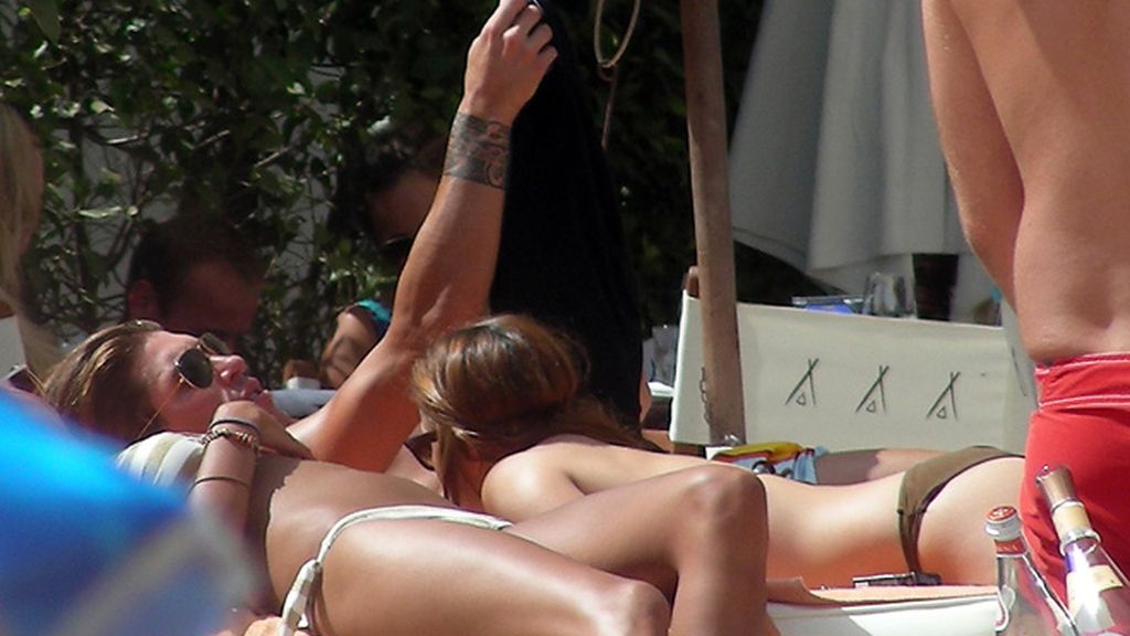 Sergio Ramos desafía al termómetro con amigas en Marbella