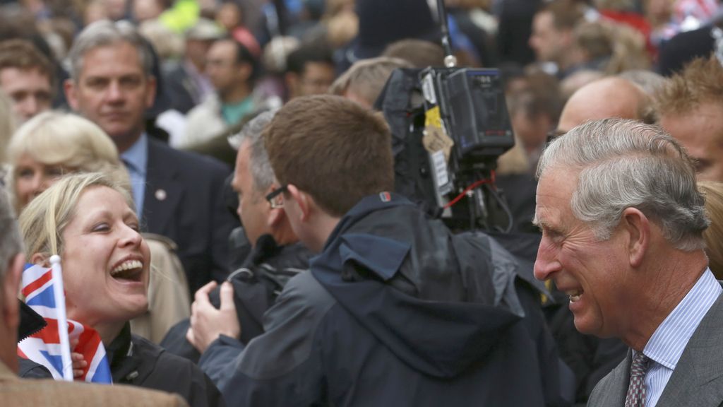 El príncipe Carlos saluda a una ciudadana en Piccadilly, Londres