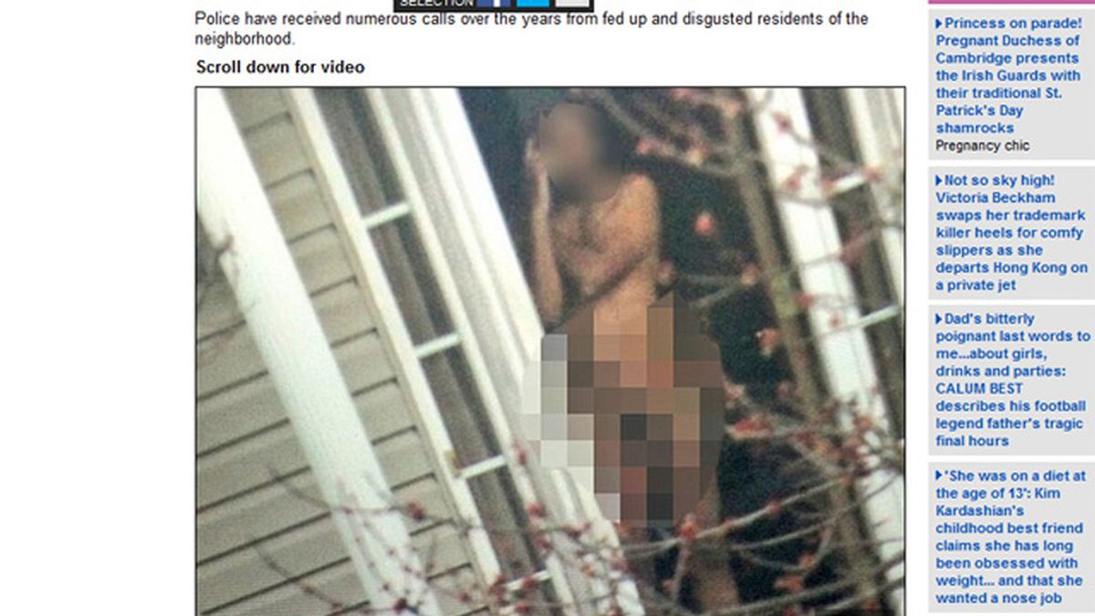 Denuncian a un vecino que lleva una década mostrándose desnudo en la puerta de su casa