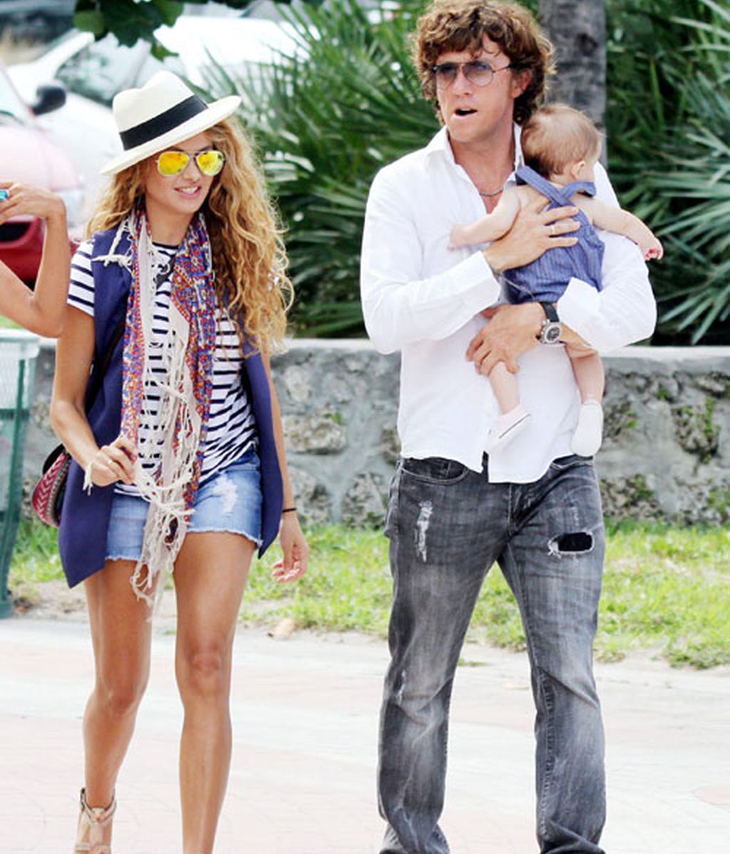 Paulina y Colate salen de paseo con su pequeño Andrea Nicolás