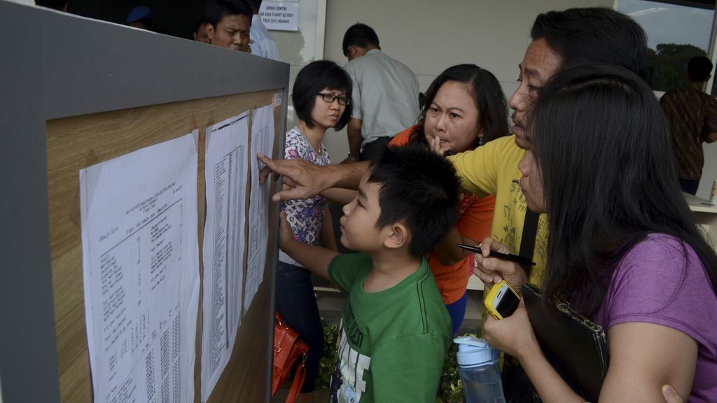 Desaparece un avión de AirAsia con 162 personas a bordo