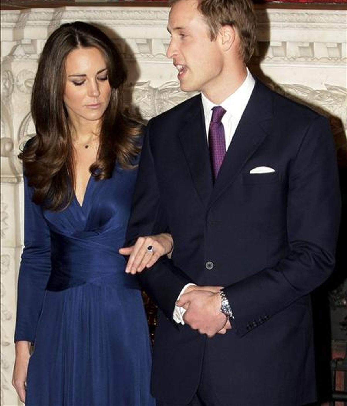 El príncipe Guillermo de Inglaterra y Kate Middleton posan para los medios durante el acto de anuncio de su enlace matrimonial, en el Palacio St James de Londres (R. Unido). EFE/Archivo