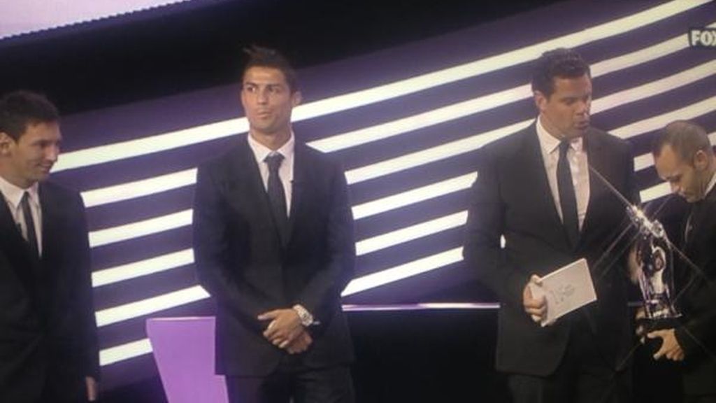 Cristiano reaparece con una súper escotada Irina y da un recital de caritas largas