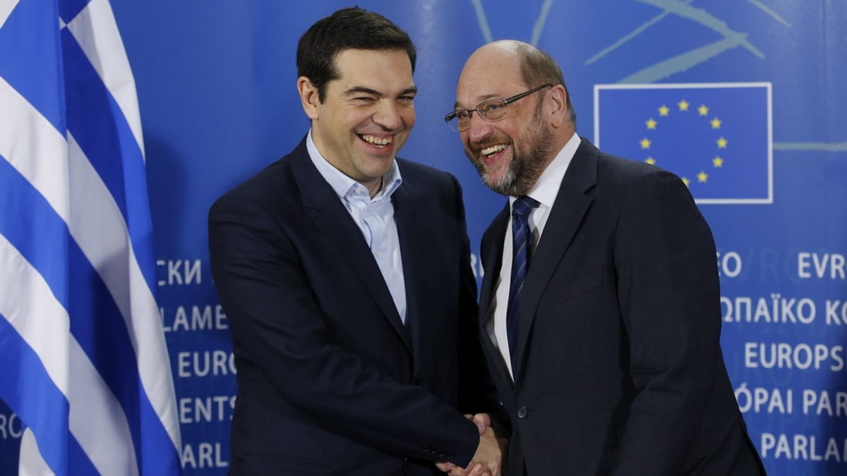 Martin Schulz da la bienvenida al nuevo primer ministro griego, Alexis Tsipras, antes de la reunión que celebraron en la sede del PE en Bruselas