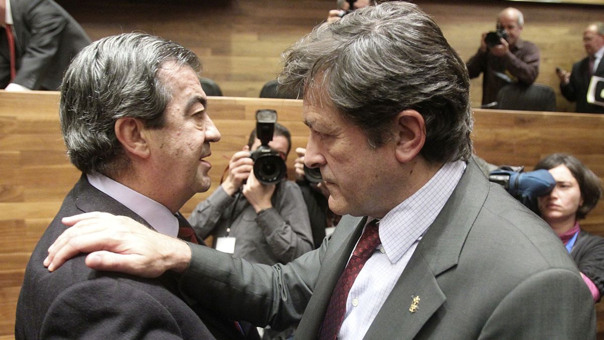 Javier Fernández, nuevo presidente del Principado de Asturias, saluda a Francisco Álvarez Cascos