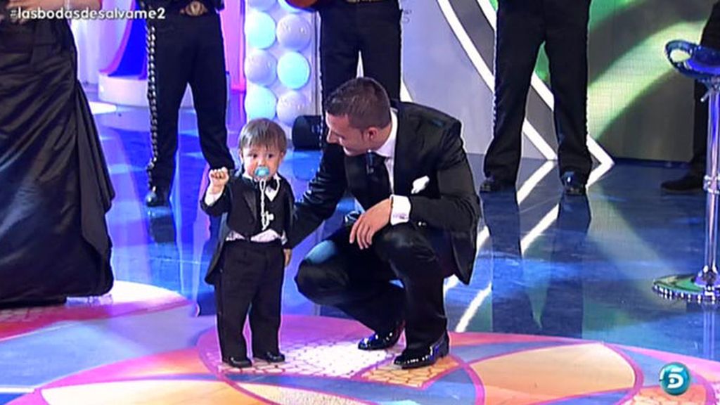 Encantado con su hijo