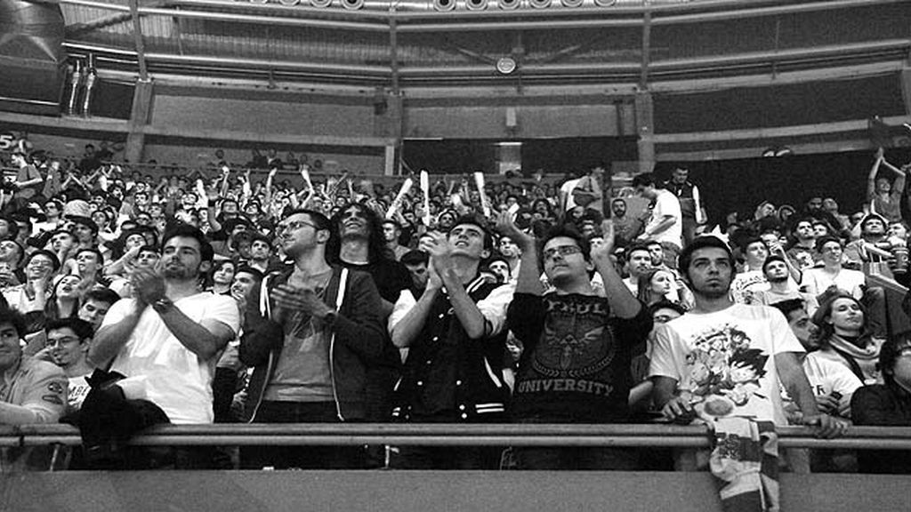 Miles de aficionados jalean a los equipos durante las finales de la 'LCS' en Madrid