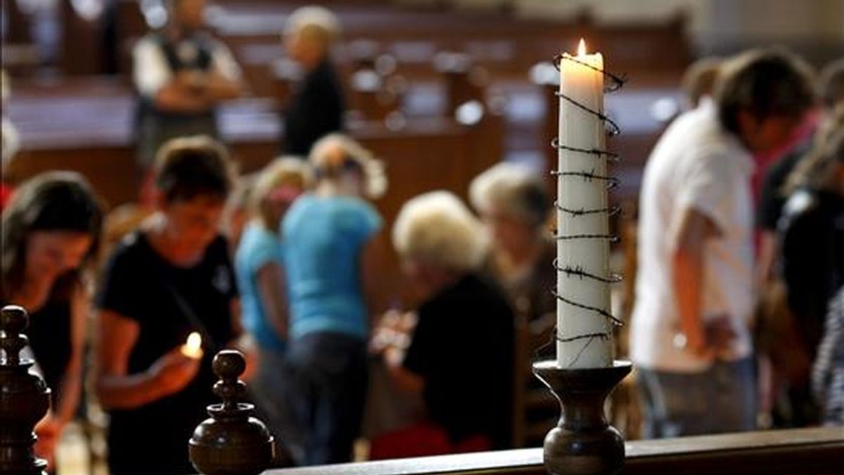 Una vela encendida en una iglesia de Apeldoorn, Holanda, durante un servicio religioso. EFE/Archivo