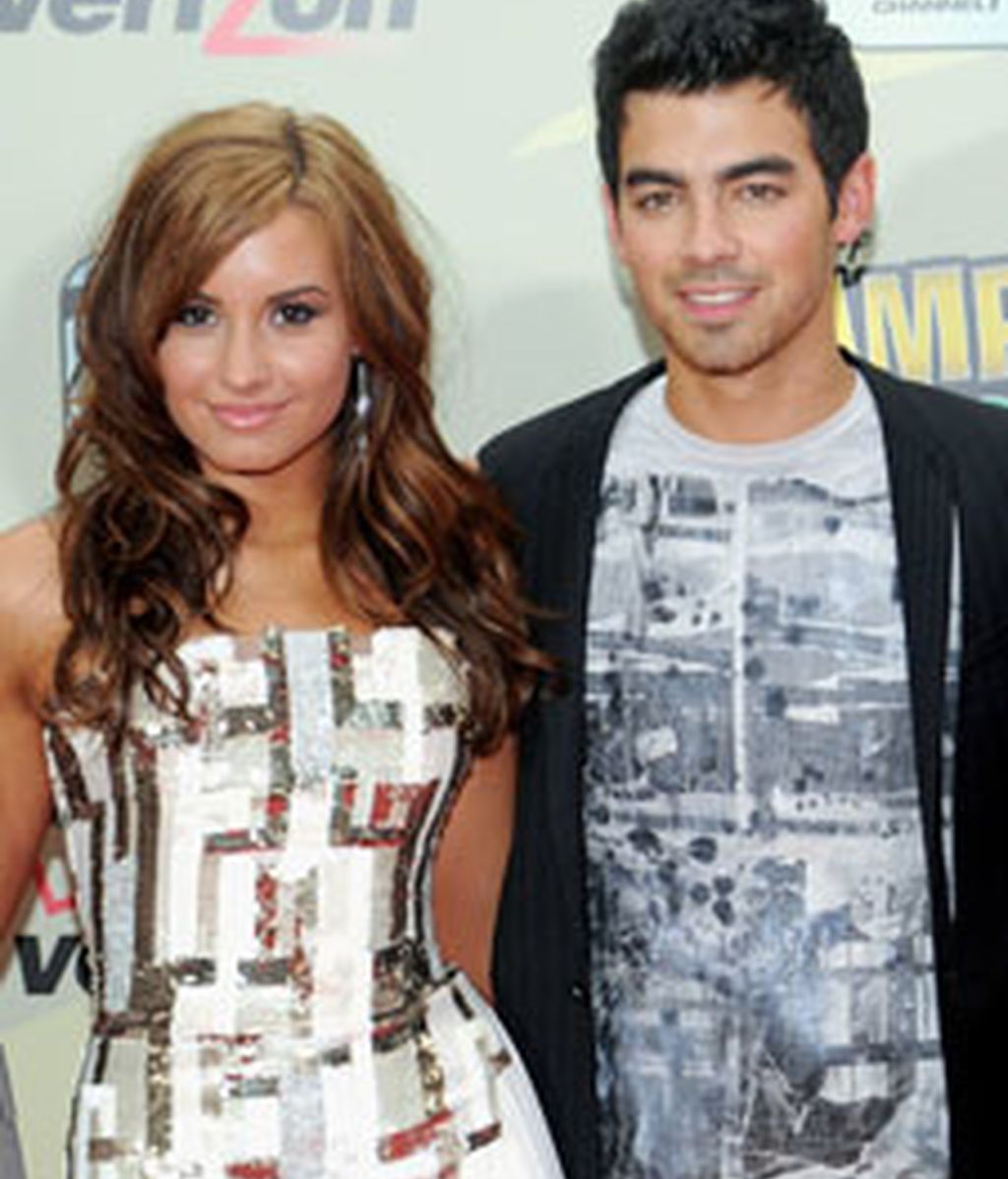 Joe Jonas y Demi Lovato en una aparición juntos