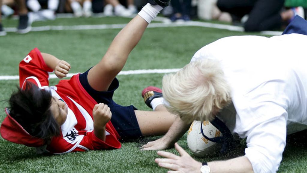 El alcalde de Londres 'se viene arriba' y aplasta a un niño jugando al rugby