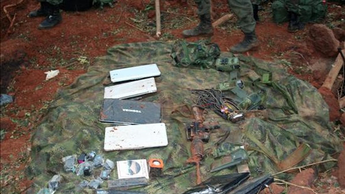 Fotografía cedida el 24 de septiembre por el Ministerio de Defensa de Colombia que muestra elementos encontrados por miembros del Ejército colombiano durante la ocupación del campamento guerrillero de las FARC, donde murió Víctor Julio Suárez Rojas, alias "Mono Jojoy", en La Macarena (Colombia). EFE Fotografía cedida el 24 de septiembre por el Ministerio de Defensa de Colombia que muestra elementos encontrados por miembros del Ejército colombiano durante la ocupación del campamento guerrillero de las FARC, donde murió Víctor Julio Suárez Rojas, alias "Mono Jojoy", en La Macarena (Colombia). EFE