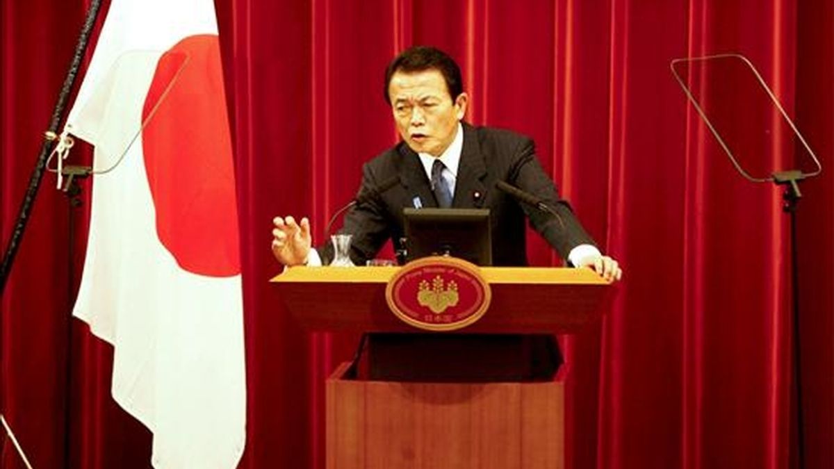 El primer ministro japonés, Taro Aso, conversa con los periodistas durante una rueda de prensa en Tokio. El Gobierno nipón presentó un plan de estímulo fiscal de 15,4 billones de yenes (154.000 millones de dólares) para el ejercicio de 2009. EFE