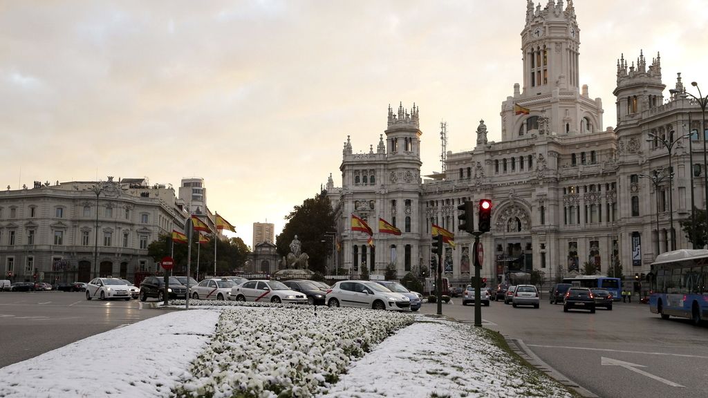 Madrid amanece bajo un manto blanco