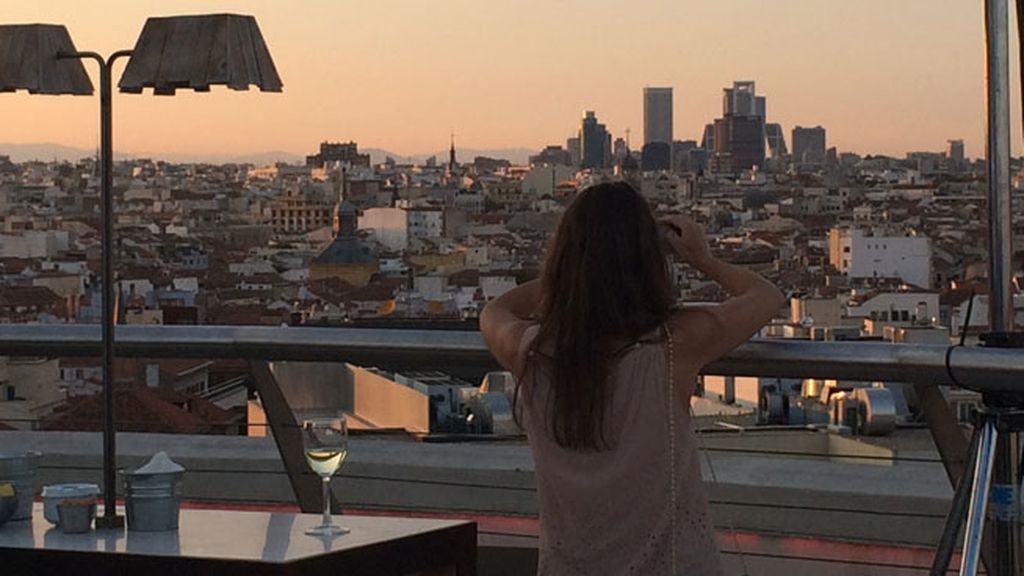 Nadie se resistió a fotografiar el hermoso atardecer sobre el cielo de Madrid