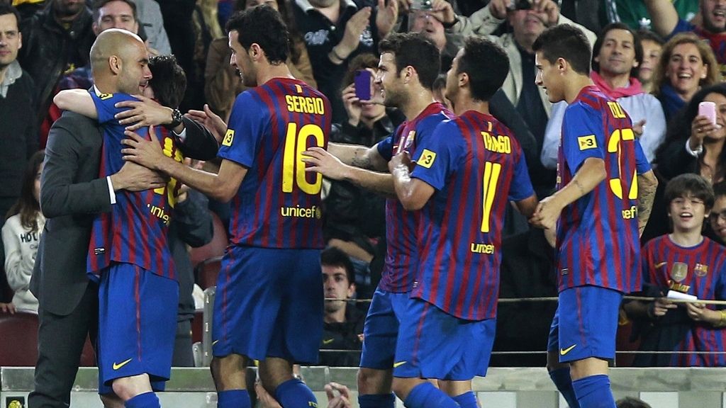 Guardiola se abraza a su jugadores
