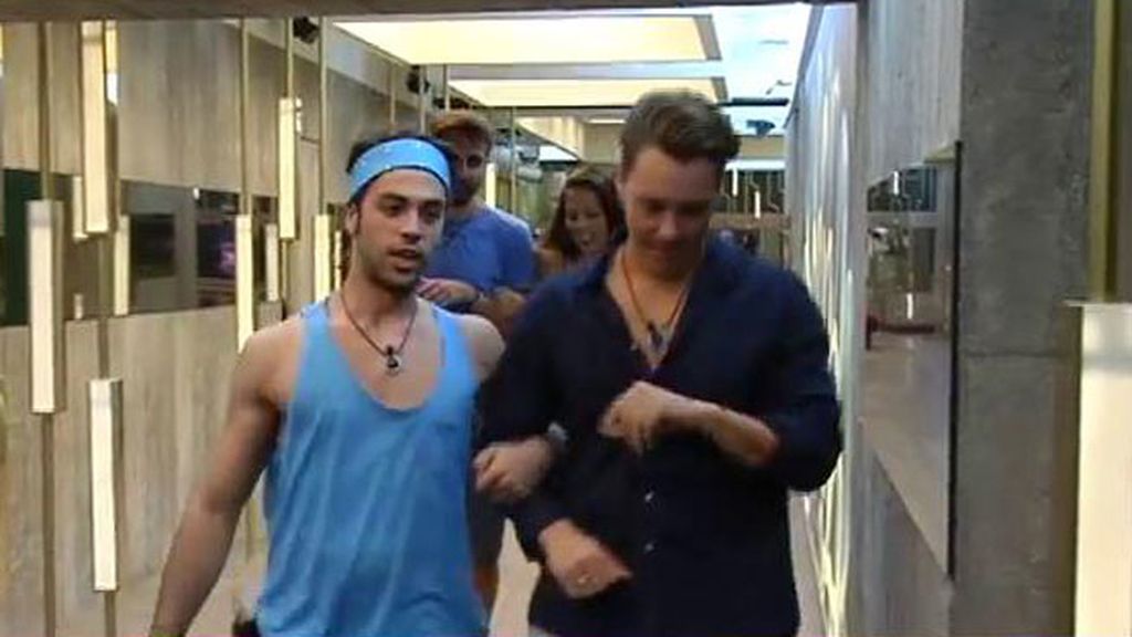 Tras conocerse su secreto, la pareja disfruta de su noche de bodas