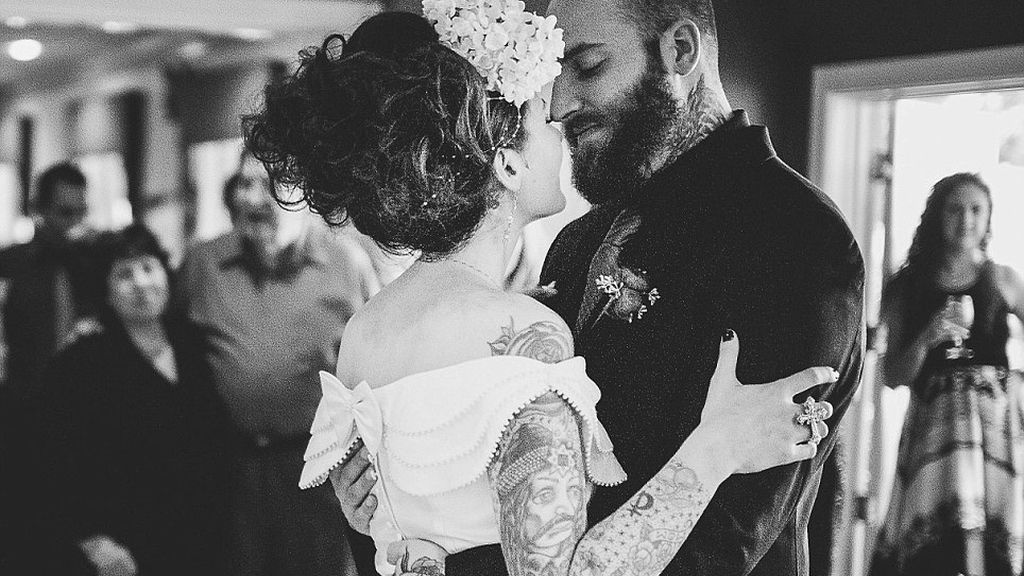 Casadas que enseñan sus tatuajes el día de su boda