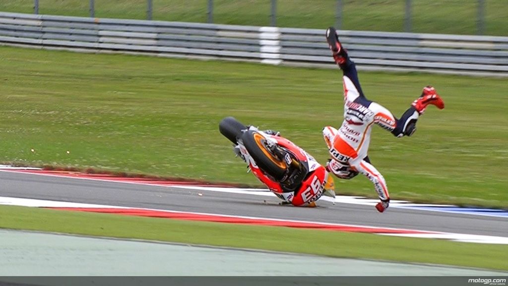 Aparatosa caída de Marc Márquez en los libres de Assen