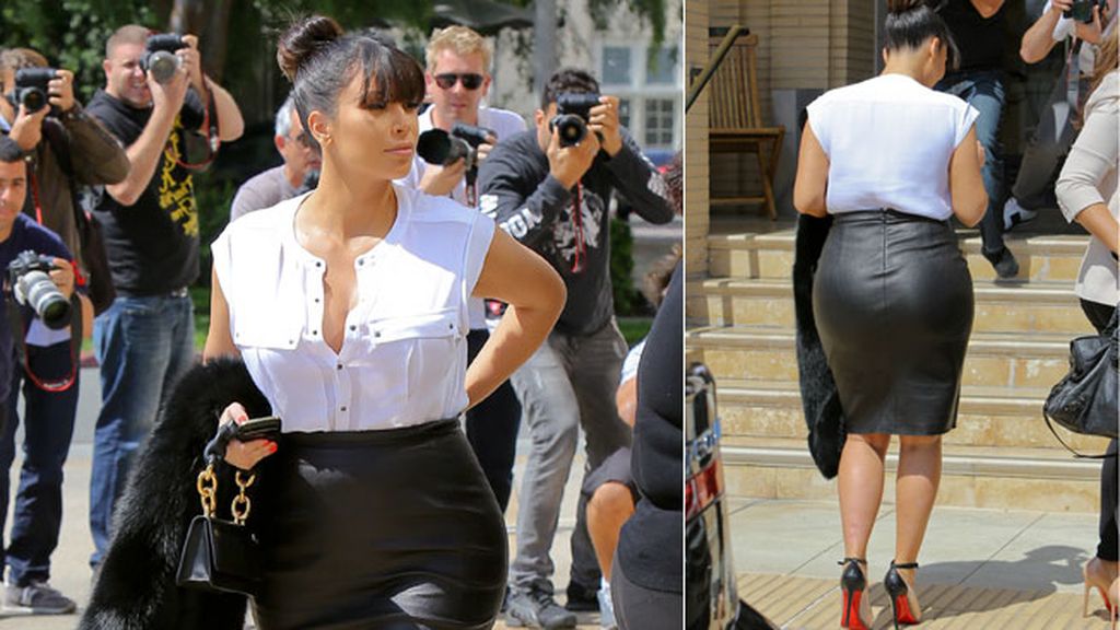 Falda de lápiz negra de cuero y una vez más, taconazos