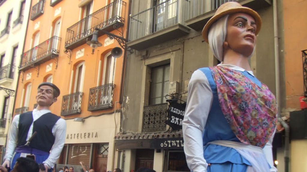 Los cabezudos acompañan a los madrugadores y a los trasnochadores