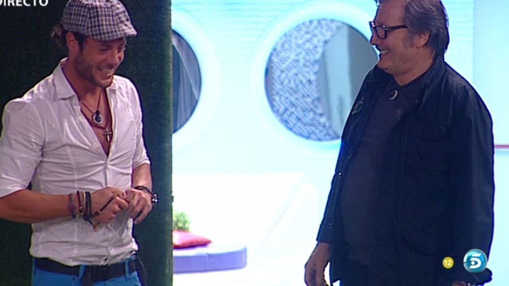 Alessandro puede abrazar a su padre