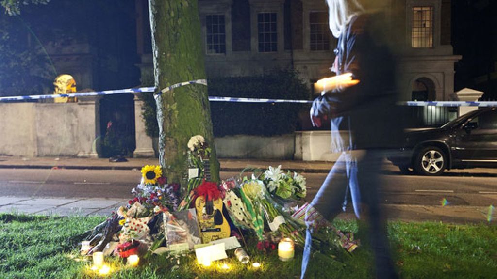 Los fans despiden con flores a Amy Winehouse