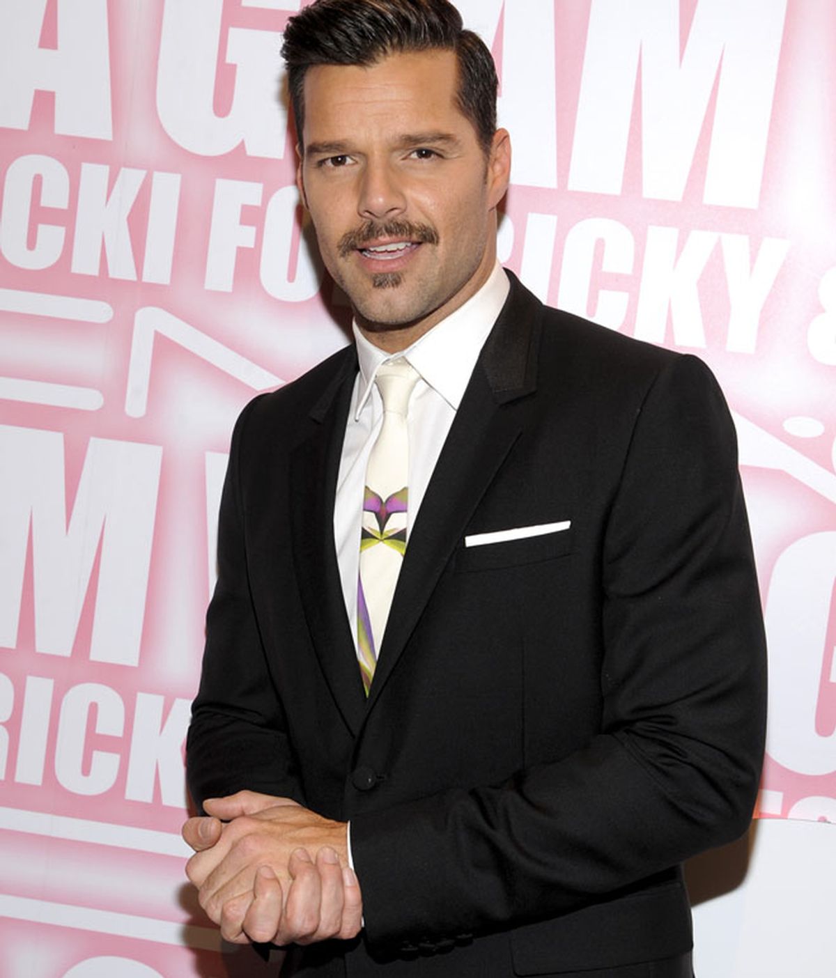 Ricky Martin se deja bigote en su campaña contra el SIDA