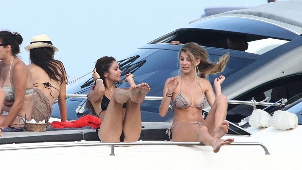 Fiesta en la playa y yoga en el yate: El finde 'chillout' de Vanessa Hudgens en Ischia