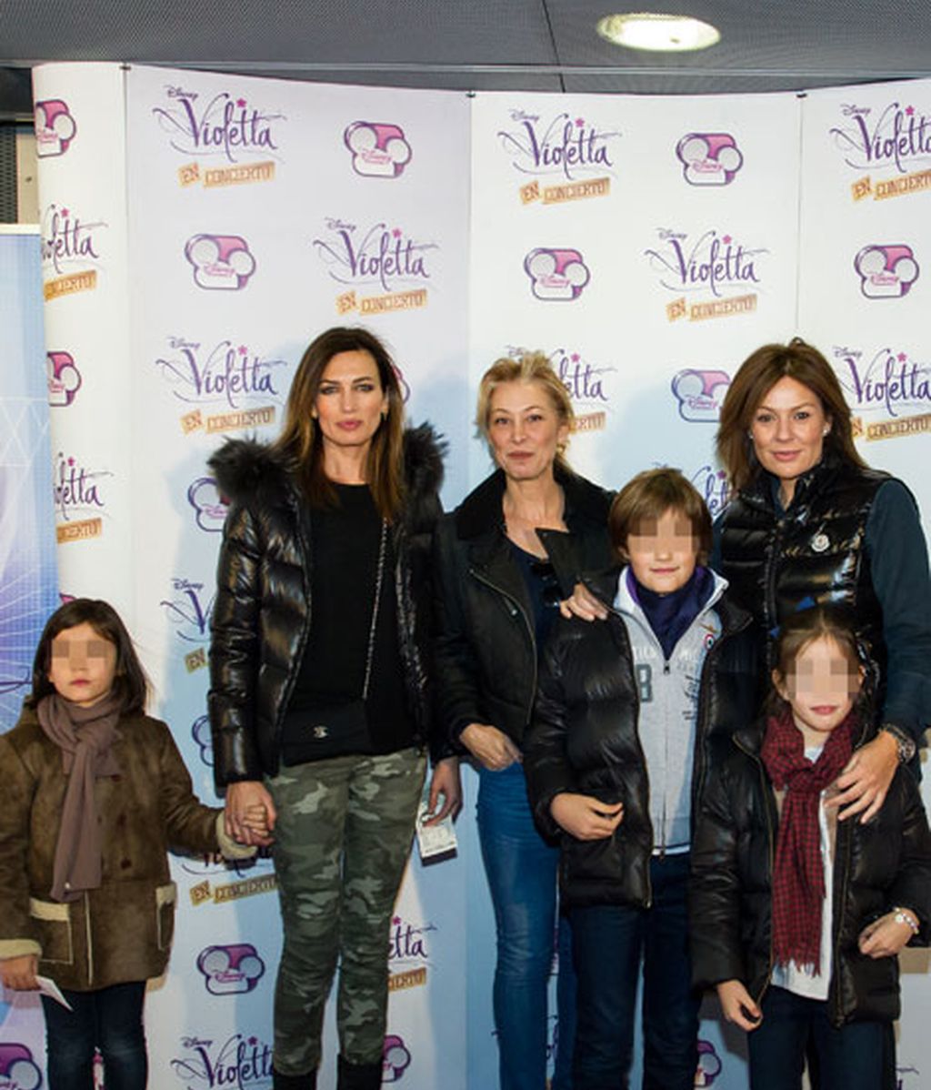 Nieves Álvarez y Nuria González posaron junto a sus hijos