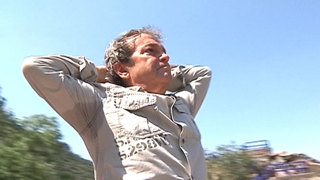 Joselito rememorando una escena de su película La saeta del pequeño ruiseñor