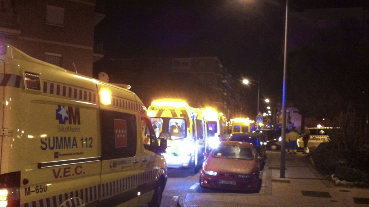 Incendio ocurrido en el número 18 de la calle Cisneros de Alcorcón en el que seis personas han sido hospitalizadas, dos de ellas en estado grave