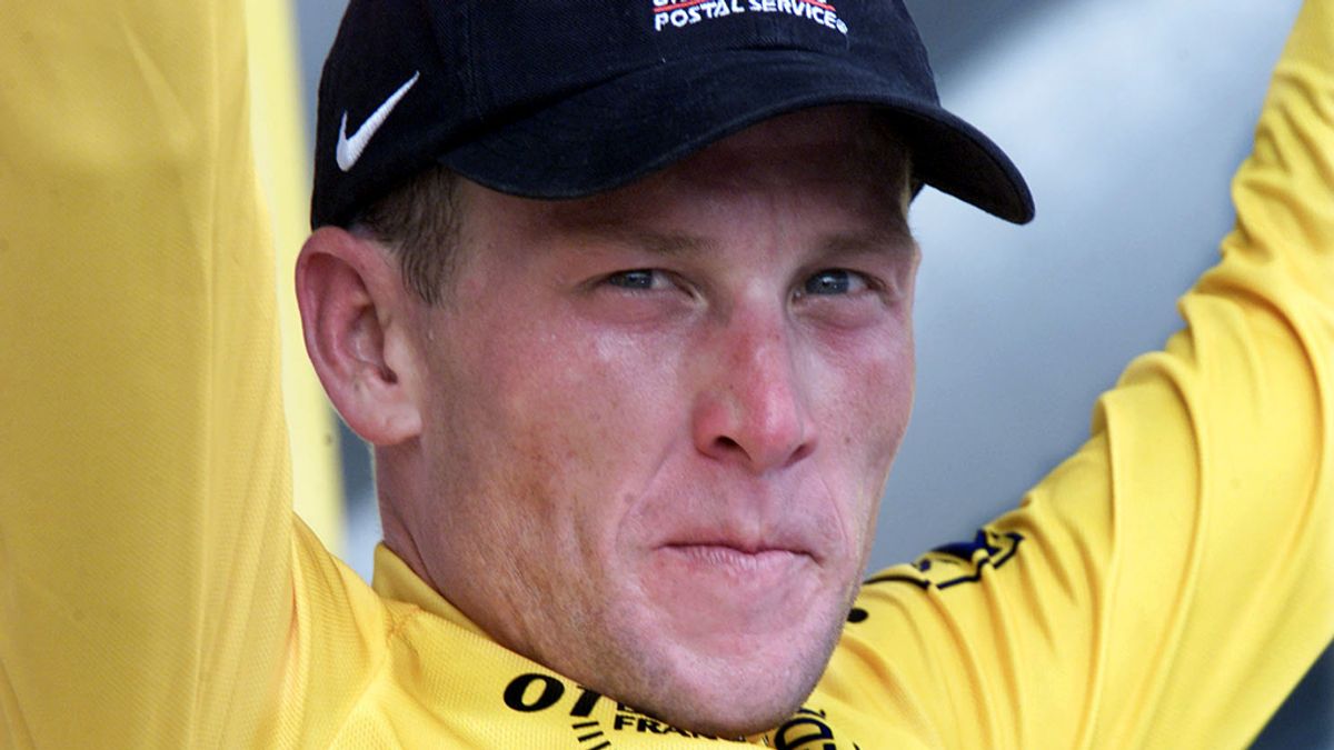 Amstrong celebra su victoria en una etapa del Tour de 2001 y continuar con el maillot amarillo