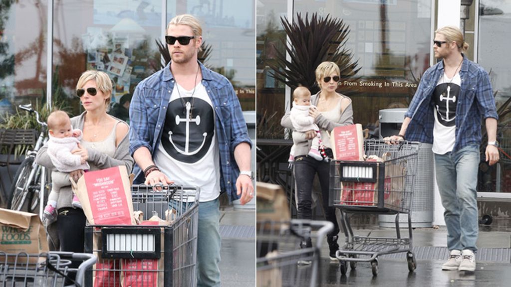 La familia al completo terminó, a última hora, las compras