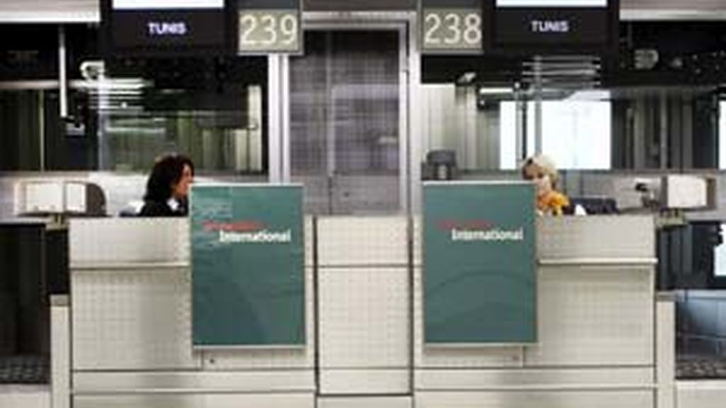 Mostradores vacíos en el aeropuerto de Túnez. Foto: EFE Mostradores vacíos en el aeropuerto de Túnez. Foto: EFE