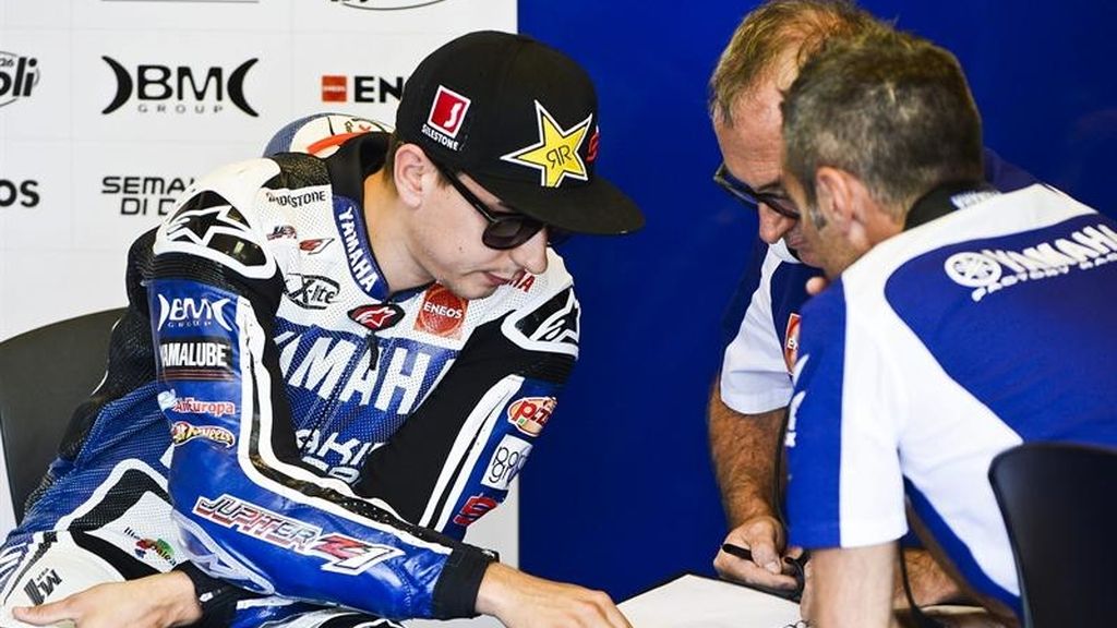 Jorge Lorenzo charla con los mecánicos en el box