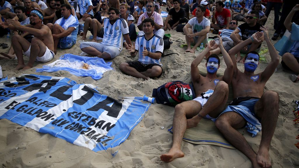 Viernes, 21 de junio: Viajar 3.000 kilómetros para ver a Argentina en una playa