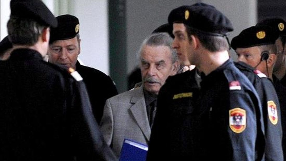 Josef Fritzl (c), conocido como el "monstruo de Amstetten", durante su llegada a la Corte al comienzo del segundo día de su jucio el 17 de de marzo de 2009, en St. Poelten, Austria. EFE