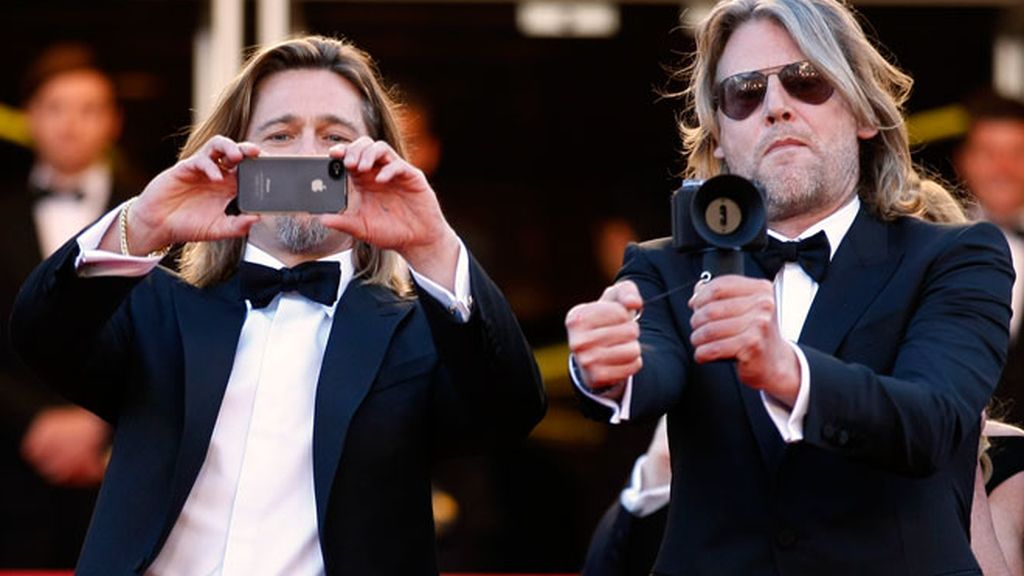 Irina, enseñando cacha, acompaña a Brad Pitt en la premier de su pelicula
