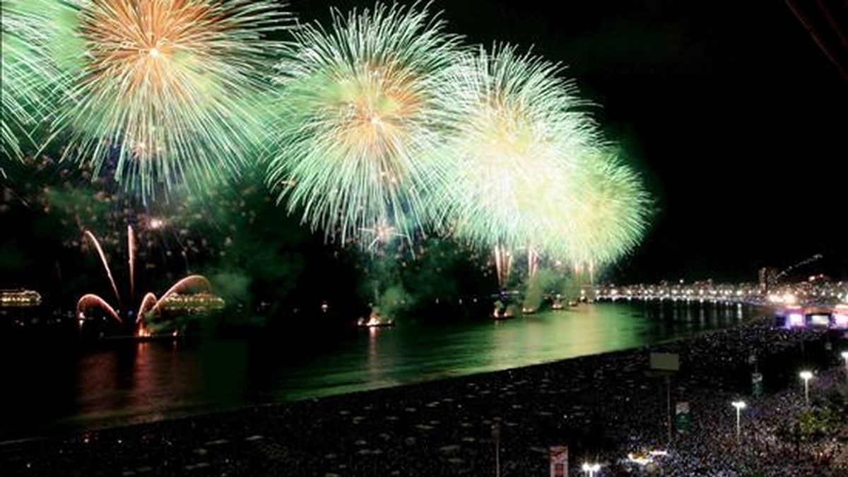 Vista de los fuegos de artificios en la playa de Copacabana en la ciudad de Río de Janeiro, hoy, 1 de enero de 2011, donde aproximadamente 2 millones de personas participaron de la fiesta de la noche vieja. EFE