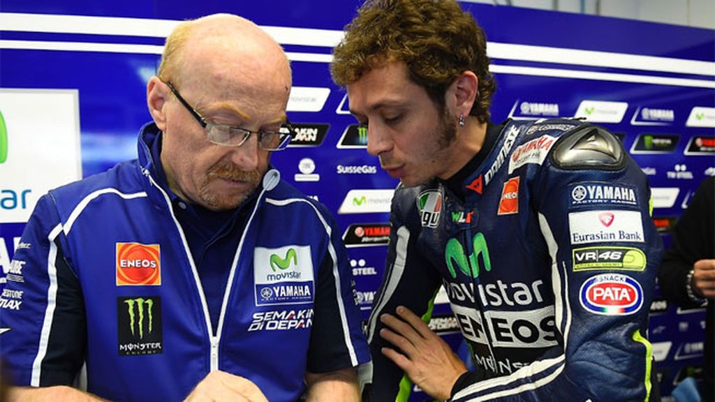 Valentino Rossi corre ante su gente en Mugello