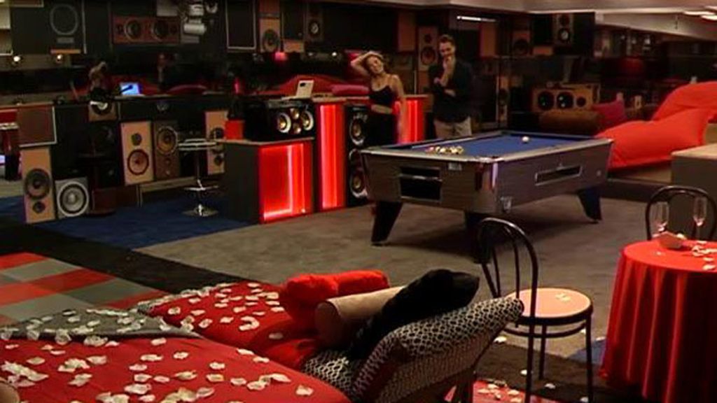 Tras conocerse su secreto, la pareja disfruta de su noche de bodas