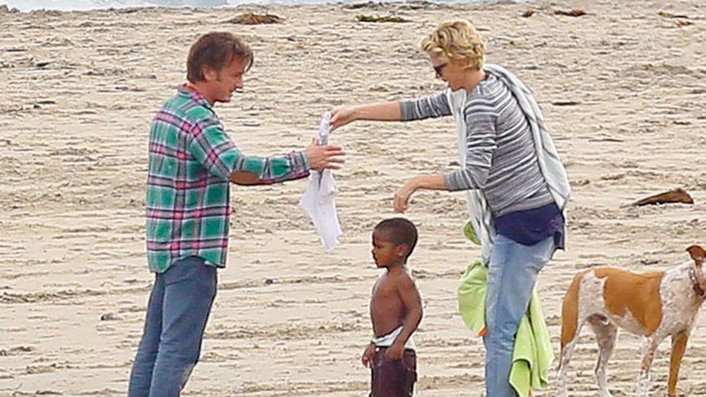 Sean Penn y Charlize Theron: amor, familia, la orilla del mar... ¿se puede pedir más?