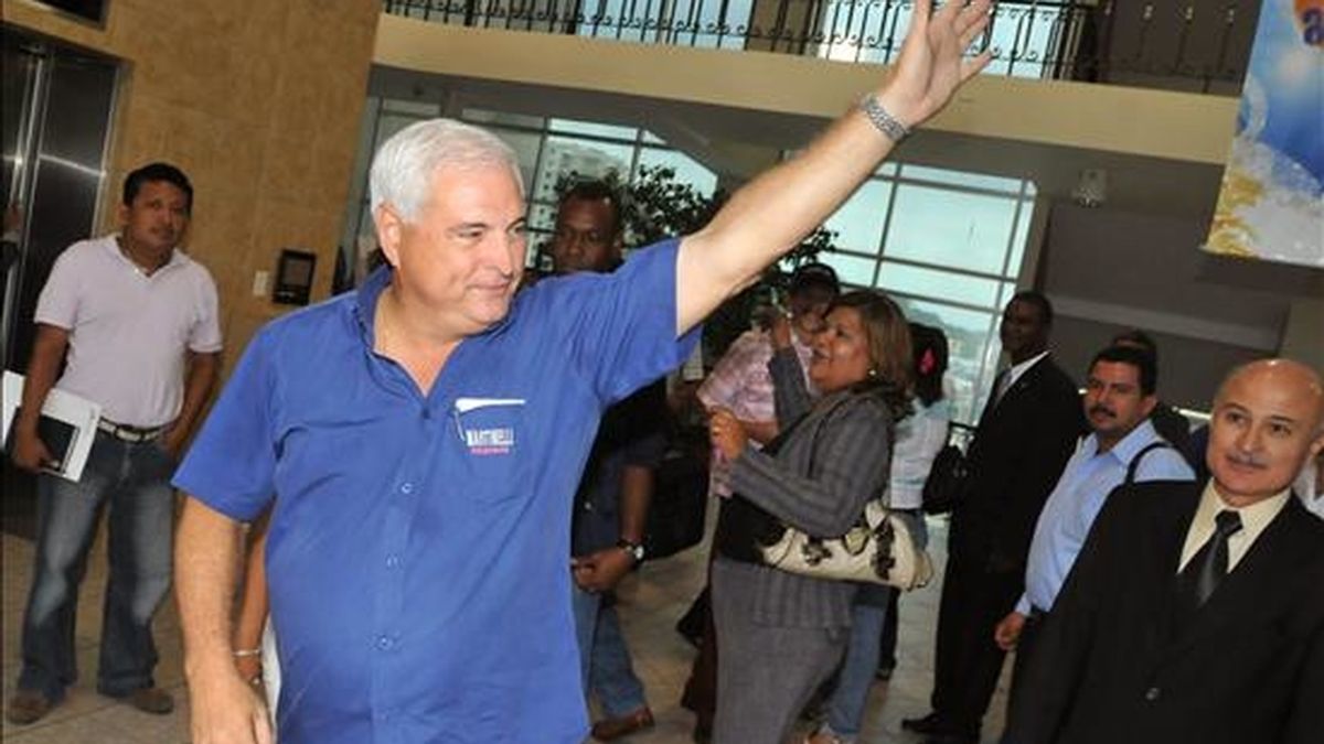 El candidato a la presidencia de Panamá por el opositor partido Cambio Democrático, Ricardo Martinelli, saluda a un grupo de jóvenes mientras realiza una visita a una universidad, este 23 de abril, en Ciudad de Panamá. EFE