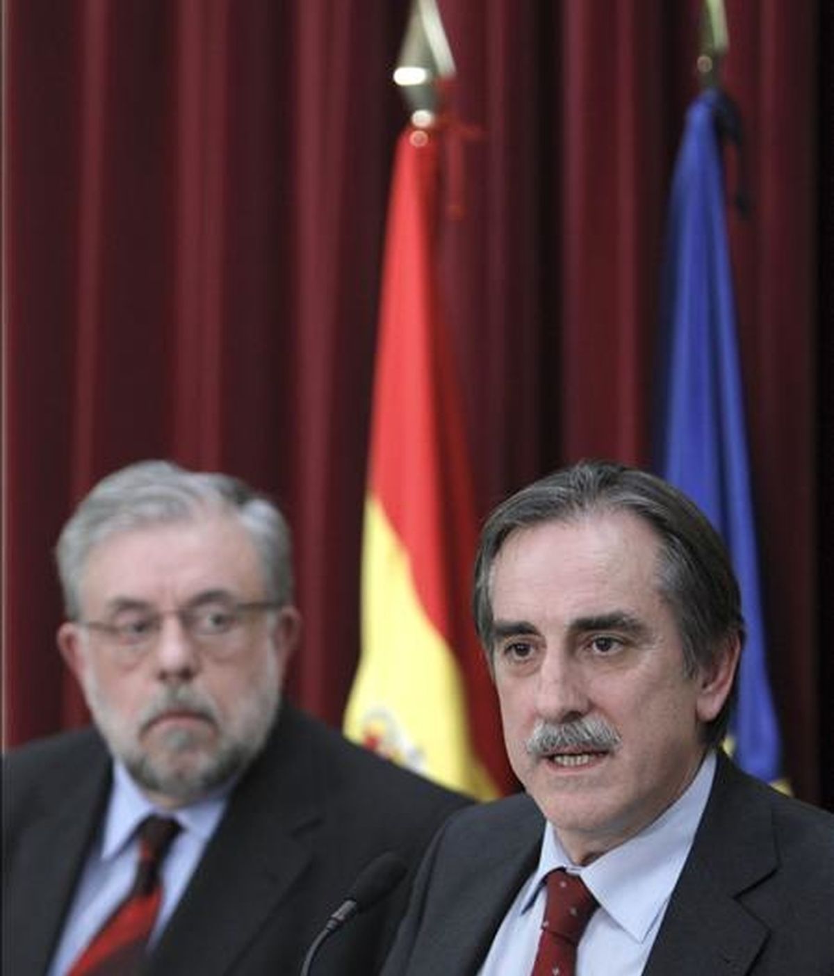 El ministro de Trabajo, Valeriano Gómez (d), acompañado por el secretario de Estado de Seguridad Social, Octavio Granado, realiza unas declaraciones. EFE/Archivo