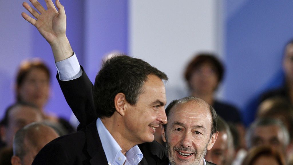 Rubalcaba defiende el principio "un político, un sueldo"