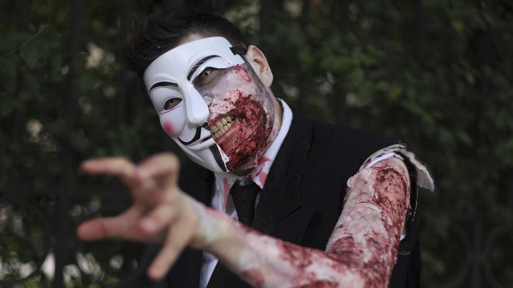 Cientos de personas participan en el "Zombie Walk" en el centro de Santiago de Chile