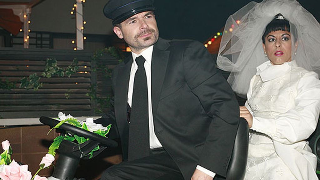 Cap. 9,T.2: 'Swingers, una boda exprés y una niña huerfanita'