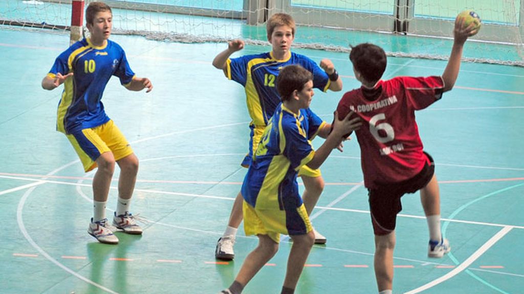 El joven juega en el equipo infantil Handbol Esplugues