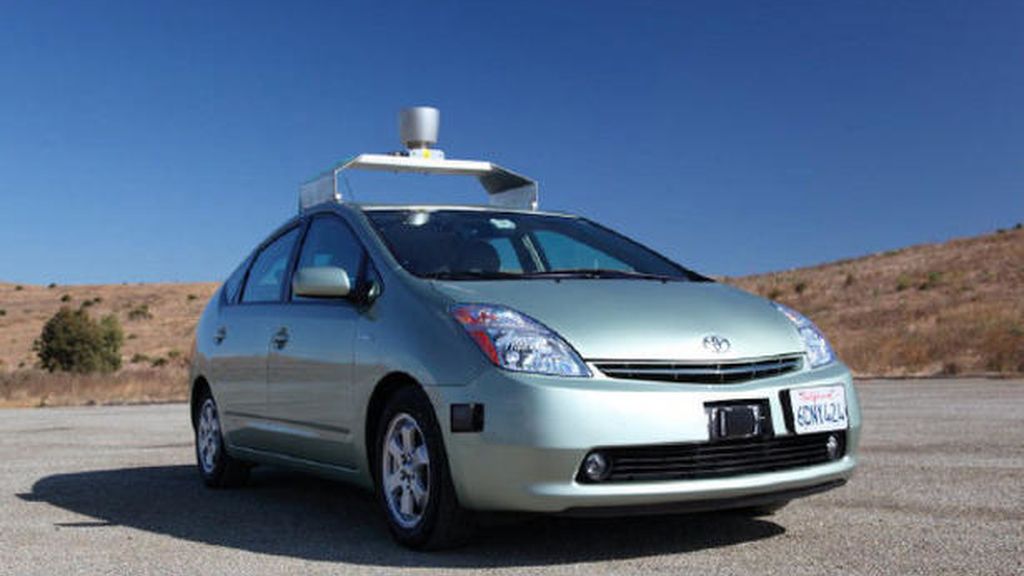 Estos coches tienen cámaras de vídeo, sensores de radar, rayos láser y una base de datos de la información recogida de los otros vehículos. Estos coches tienen cámaras de vídeo, sensores de radar, rayos láser y una base de datos de la información recogida de los otros vehículos.